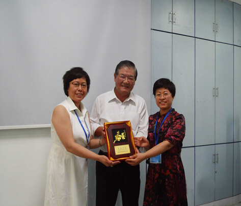 臺灣展覽產(chǎn)業(yè)巡回推廣團(tuán)團(tuán)長與我司領(lǐng)導(dǎo)合影